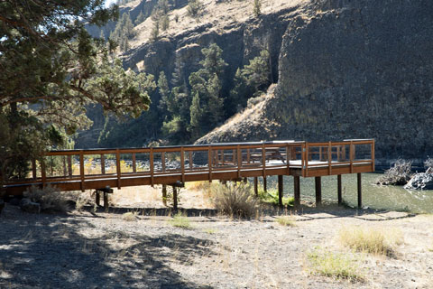 Palisades fishing pier, Crooked River, Oregon